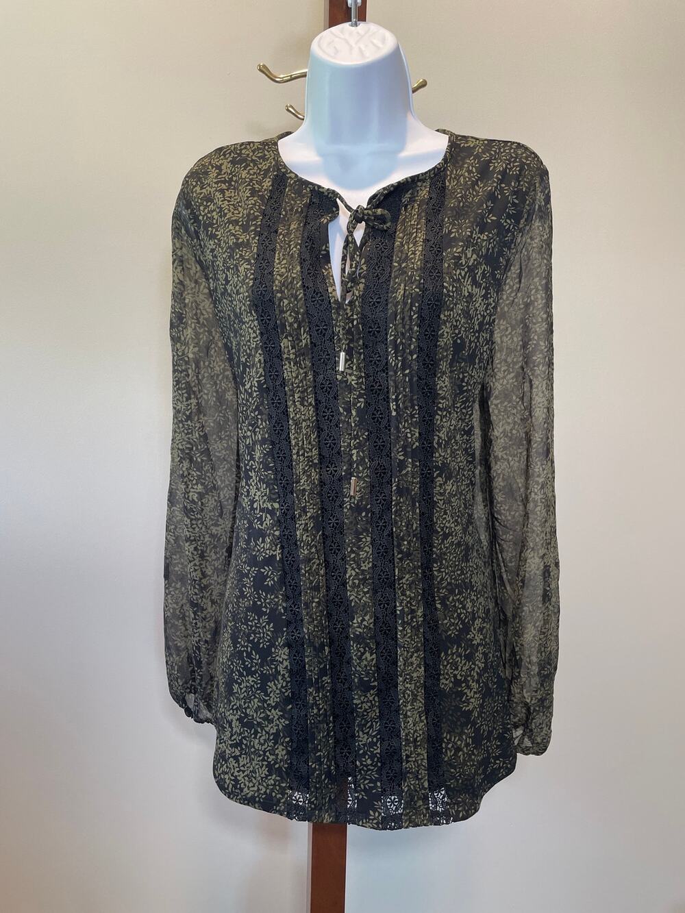 White House Black Market Long Sleeve Top Green Leaf Print Lace & Pleat Detail